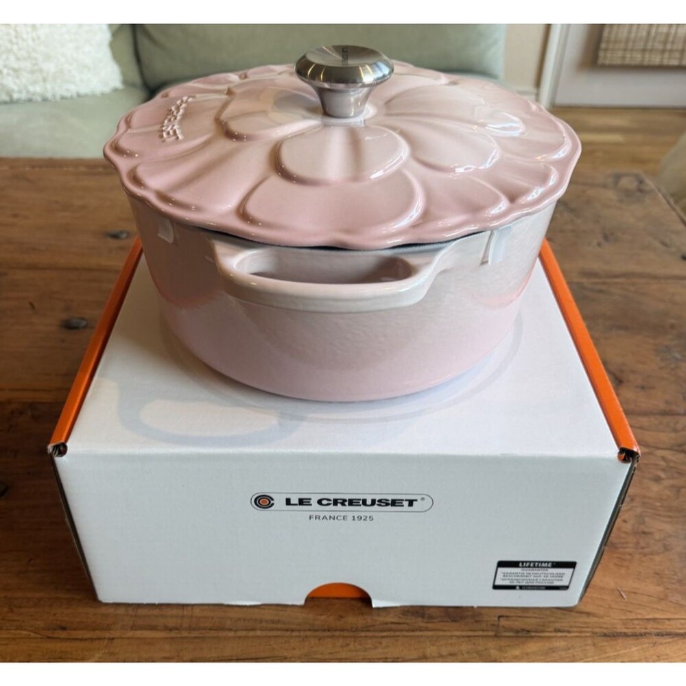 Le Creuset Enameled Cast Iron Petal Round Casserole 26 cm 5.5 qt Shell Pink NEW - Picture 4 of 12